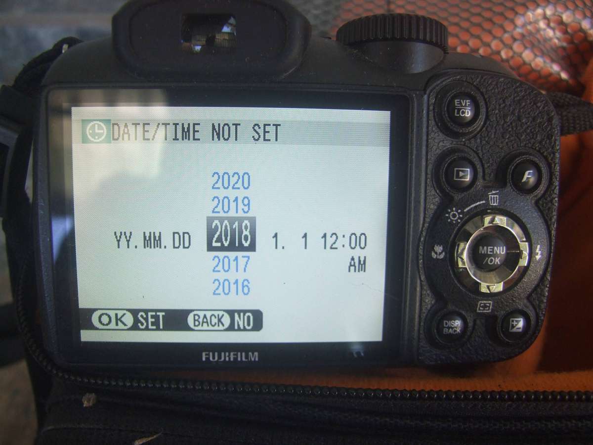 Fujifilm Finepix S2960 - 14MP - 18x Zoom - Digital Camera plus bag