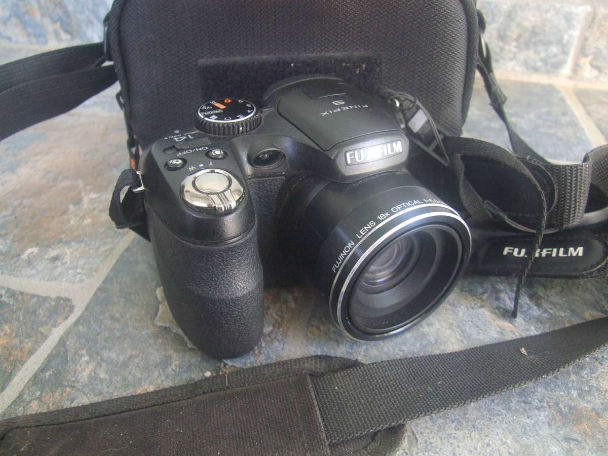 Fujifilm Finepix S2960 - 14MP - 18x Zoom - Digital Camera plus bag