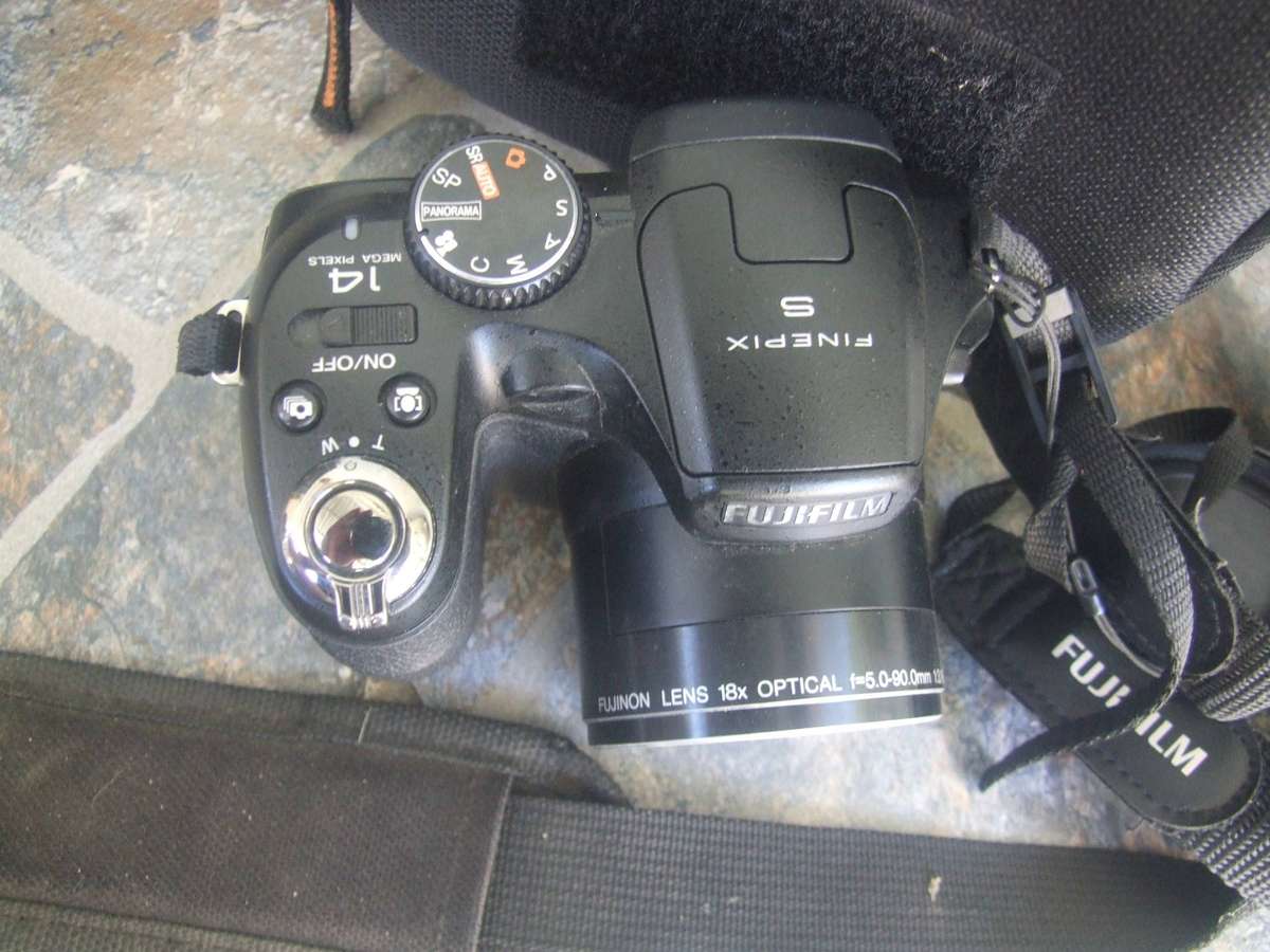 Fujifilm Finepix S2960 - 14MP - 18x Zoom - Digital Camera plus bag