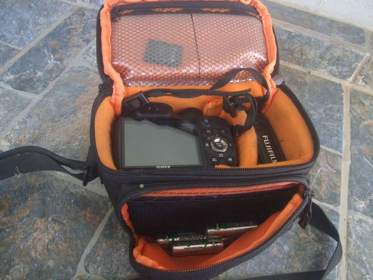 Fujifilm Finepix S2960 - 14MP - 18x Zoom - Digital Camera plus bag