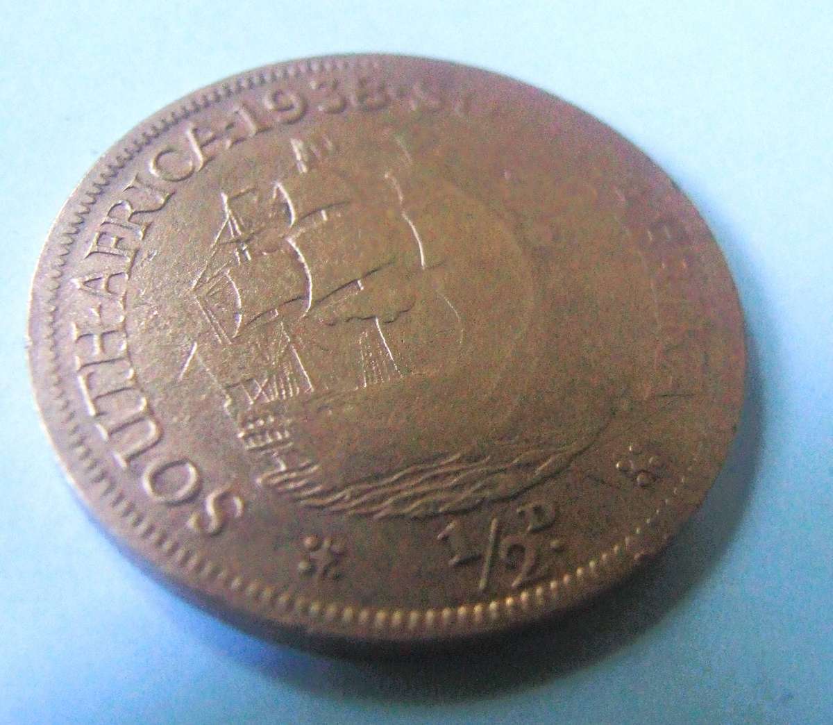 MINT ERROR ,WEAK STRIKE ON HALF OF FRONT ,, 1938 1/2 PENNY