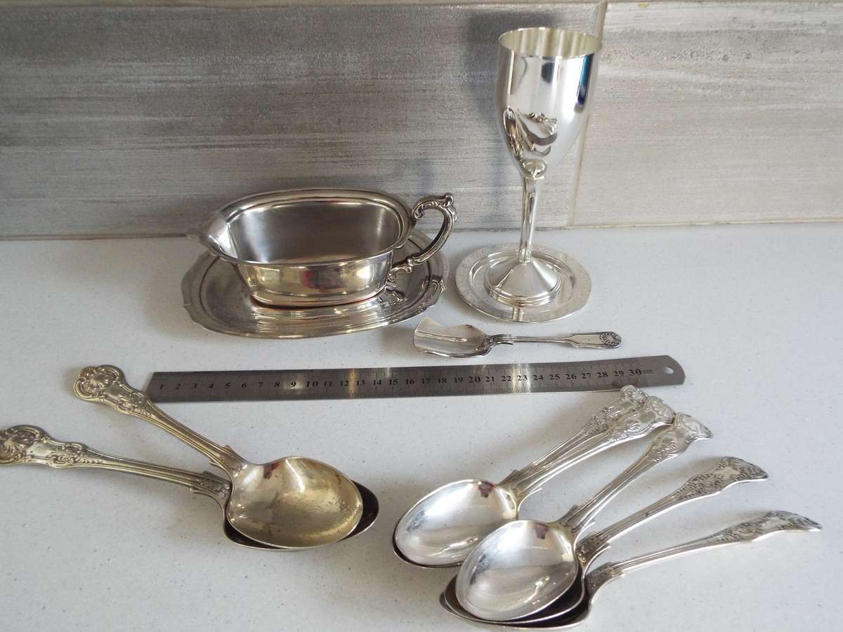 7 X ANTIQUE SPOONS AND VINTAGE COLLECTABLES