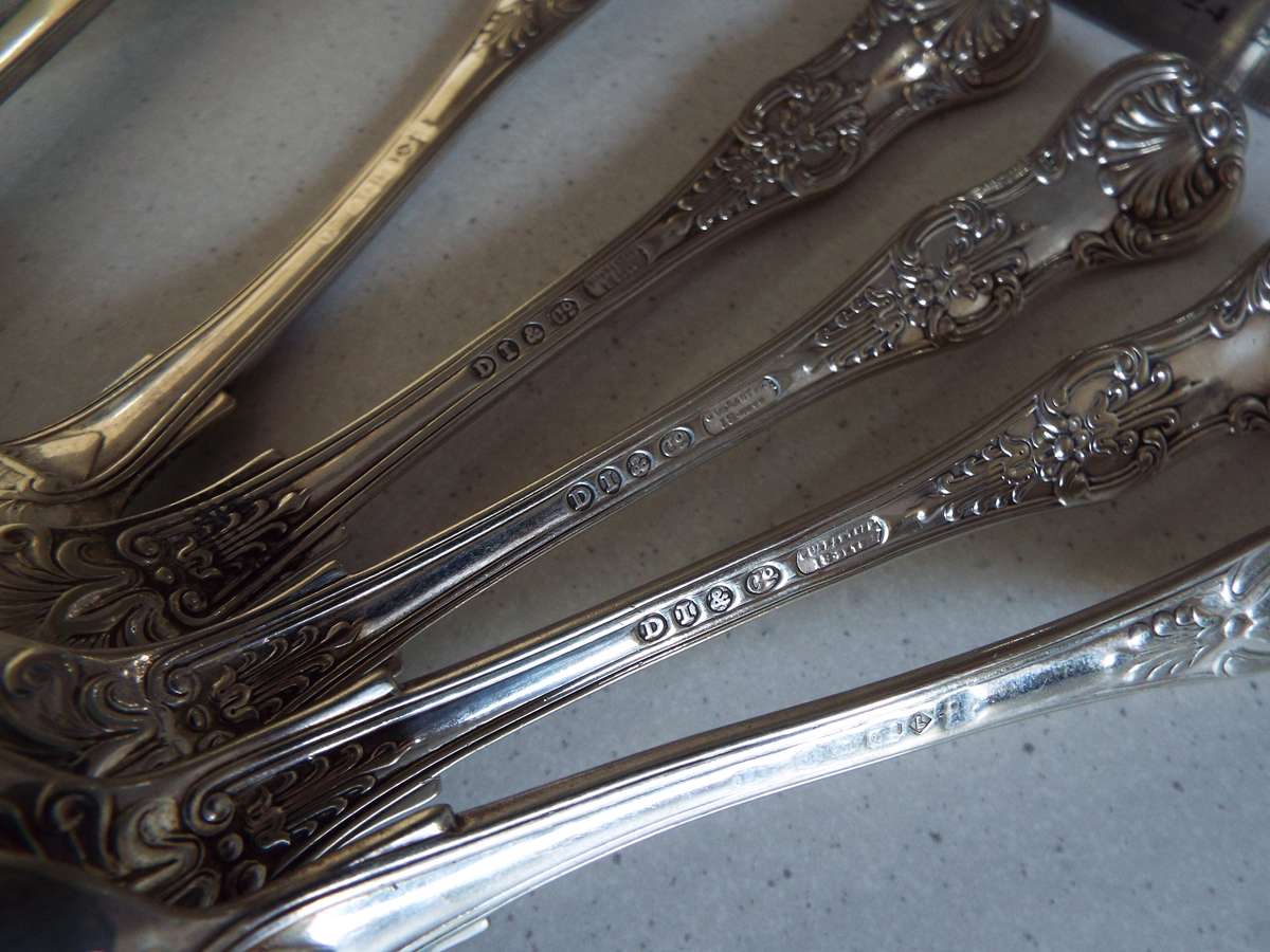 7 X ANTIQUE SPOONS AND VINTAGE COLLECTABLES