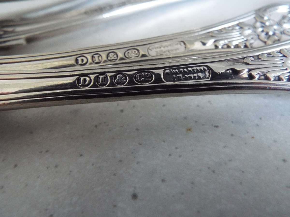 7 X ANTIQUE SPOONS AND VINTAGE COLLECTABLES