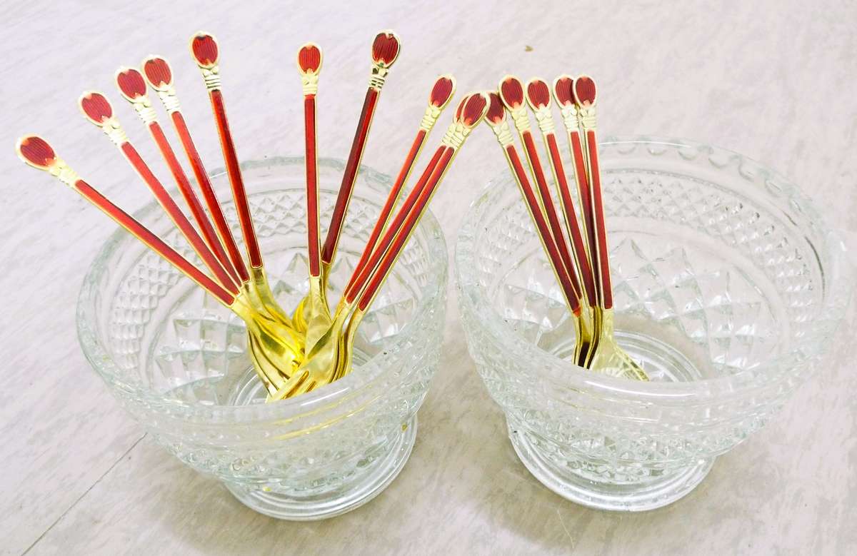 vintage ,,Nice golden Dessert cutlery in 2 crystal bowls