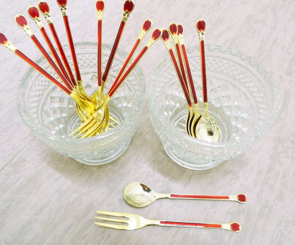 vintage ,,Nice golden Dessert cutlery in 2 crystal bowls