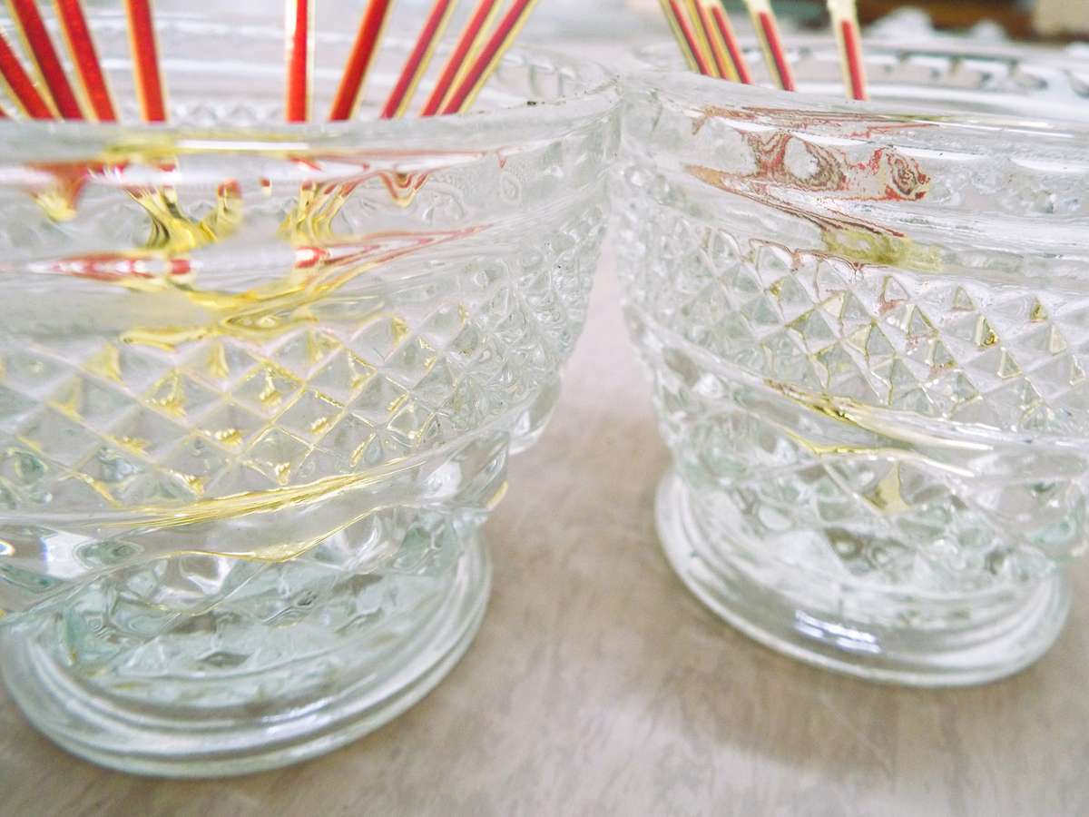 vintage ,,Nice golden Dessert cutlery in 2 crystal bowls