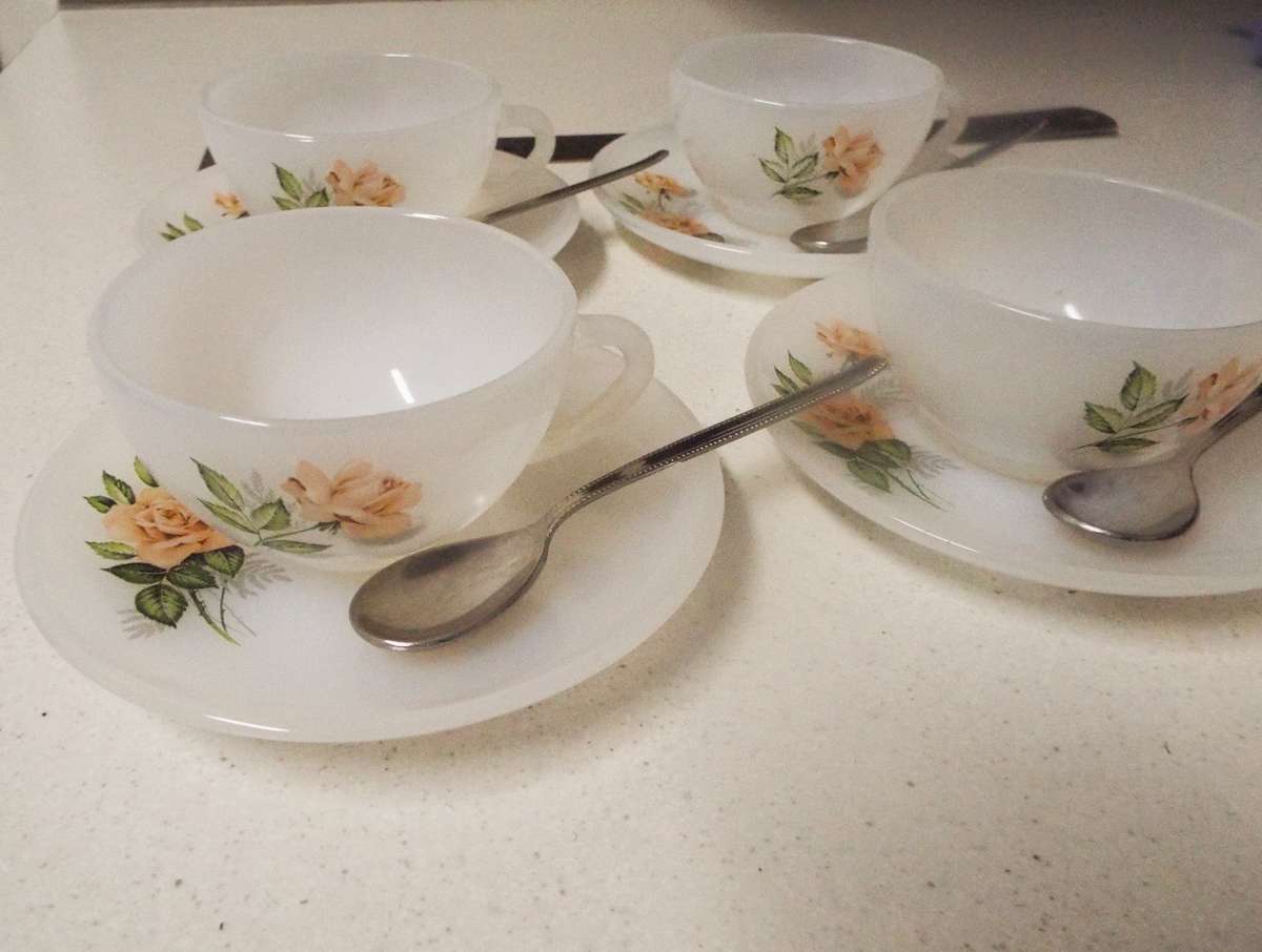 4 x very nice VTG Milk Glass Coffee Mug ARCOPAL France White Cups set with parel 70 spoons