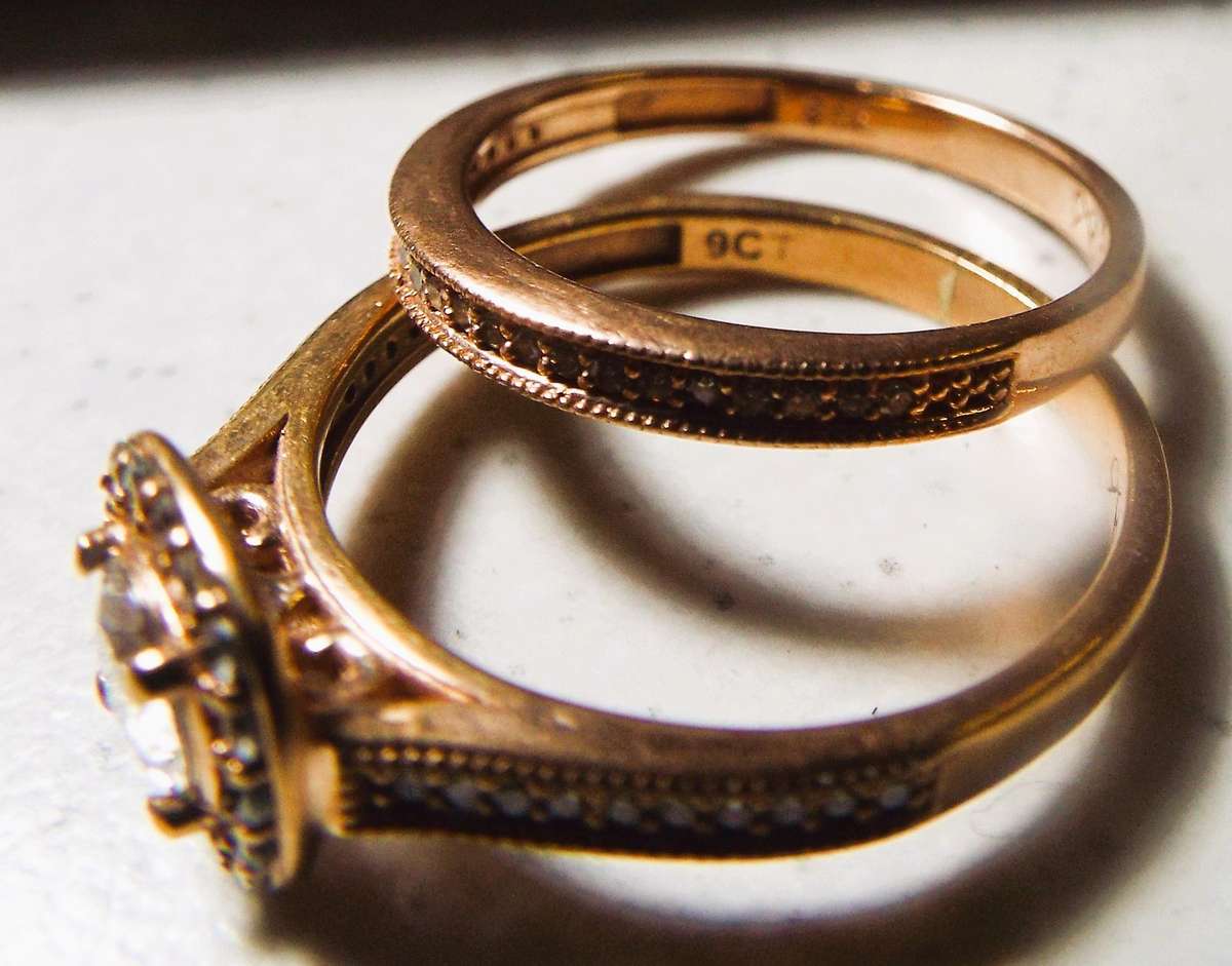 VINTAGE 9CT Wedding set with 5mm pink diamond from the late 1980s