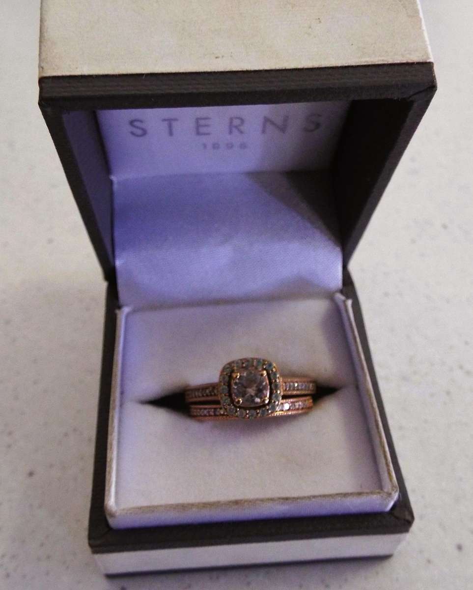 VINTAGE 9CT Wedding set , from the late 1990s