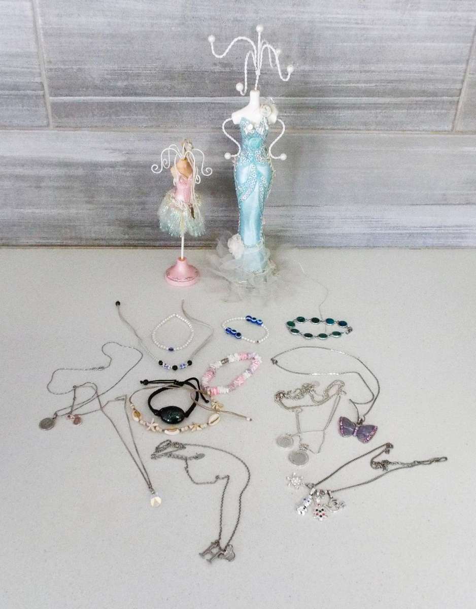 Jewellery lot with 2 hanging stands and assorted pieces