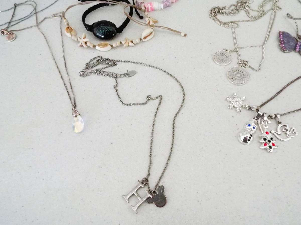 Jewellery lot with 2 hanging stands and assorted pieces