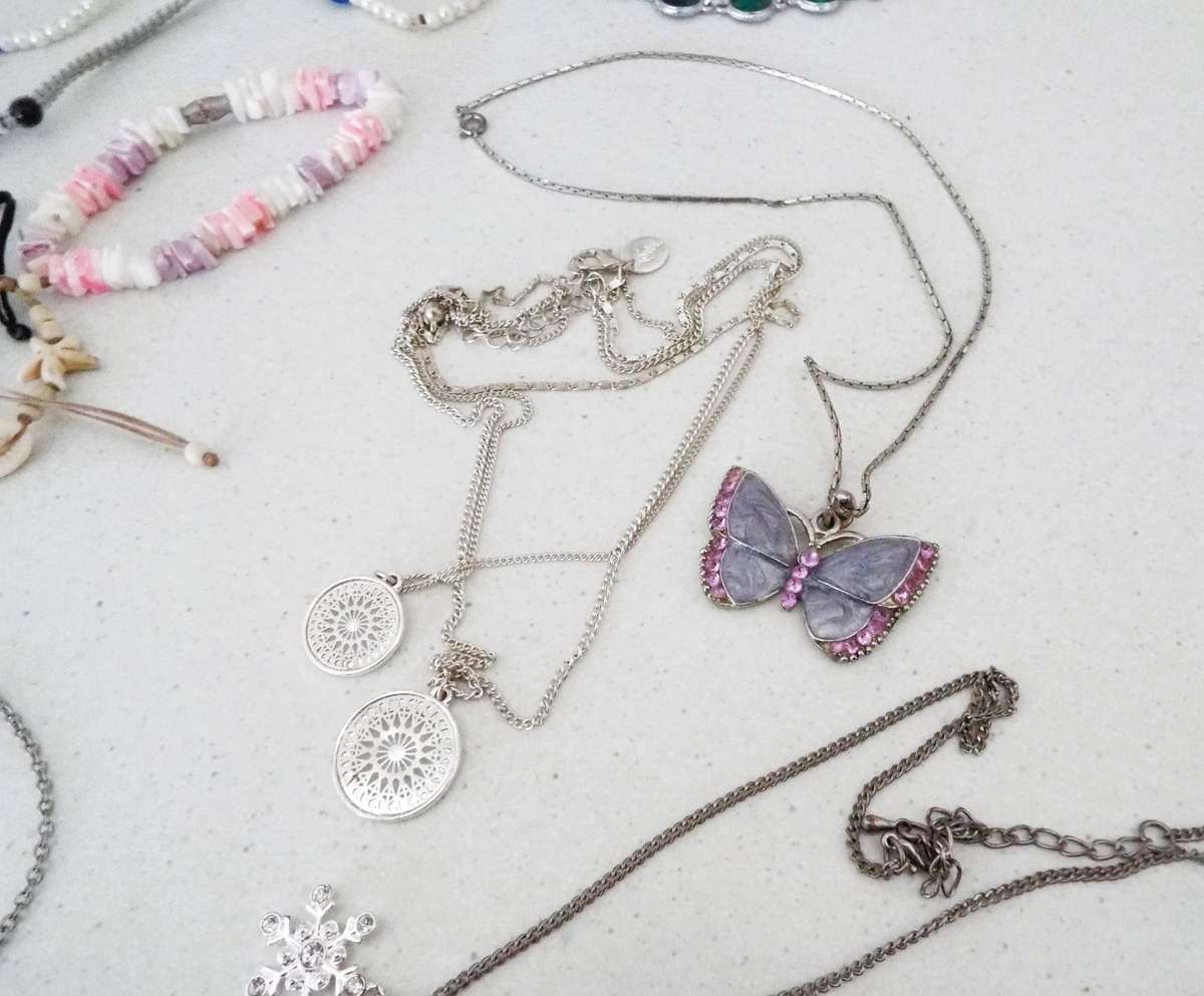 Jewellery lot with 2 hanging stands and assorted pieces