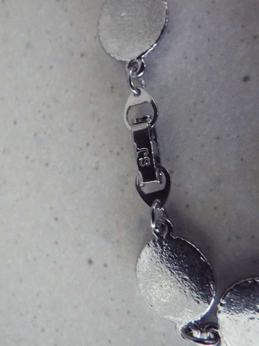 Jewellery lot with 2 hanging stands and assorted pieces