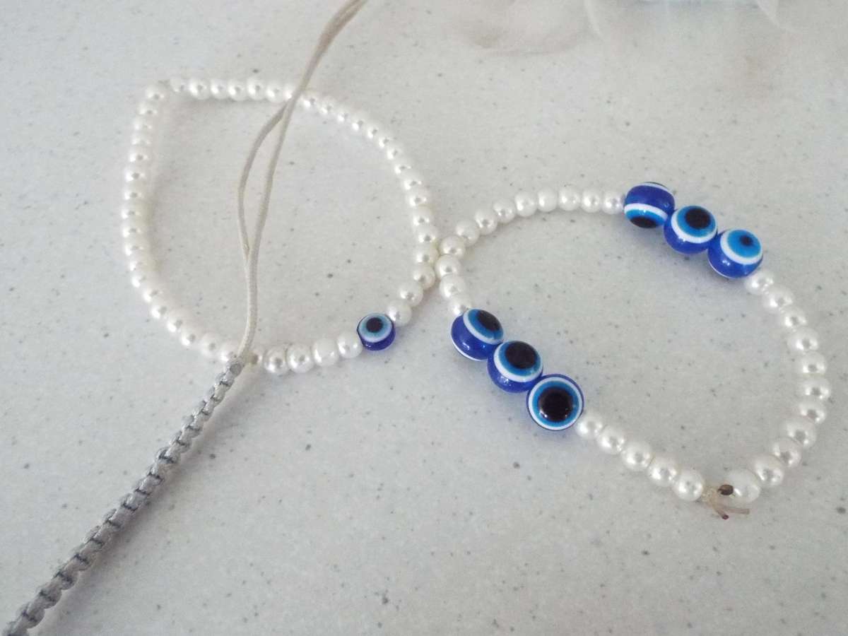 Jewellery lot with 2 hanging stands and assorted pieces