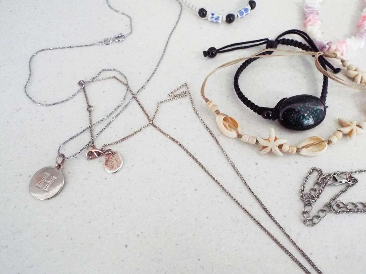 Jewellery lot with 2 hanging stands and assorted pieces