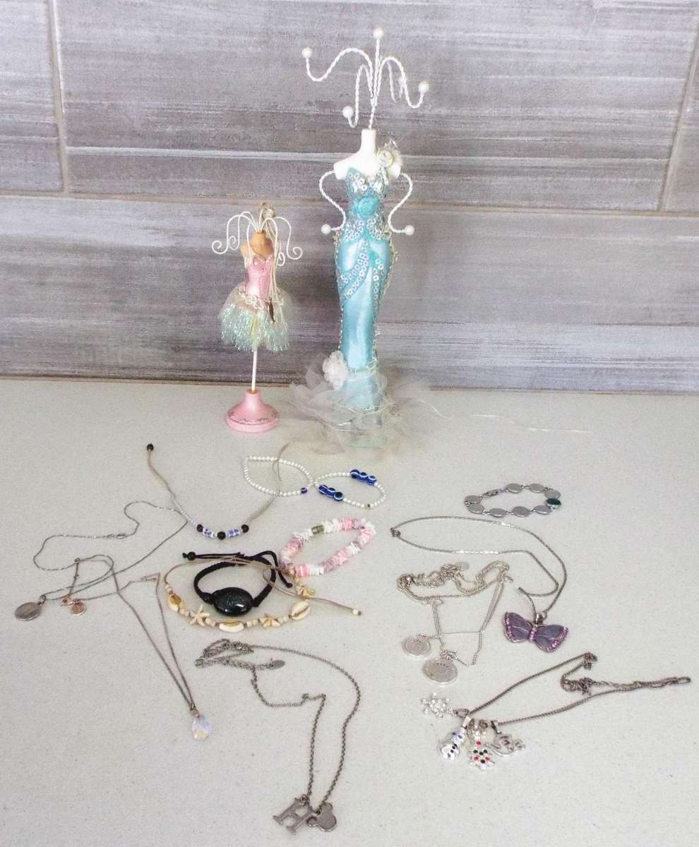 Jewellery lot with 2 hanging stands and assorted pieces