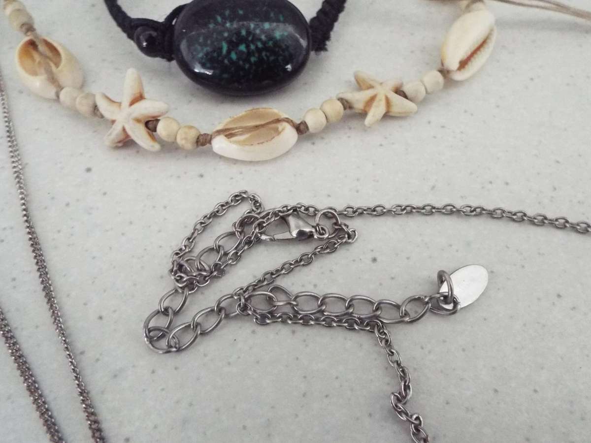 Jewellery lot with 2 hanging stands and assorted pieces