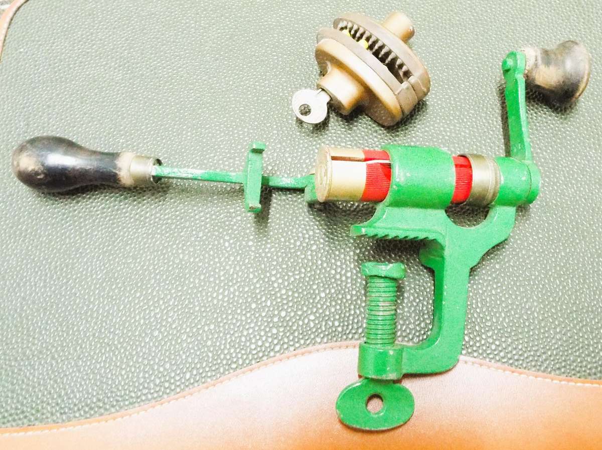 NICE antique hand loader crimp starter shotshell reloading press and gun lock
