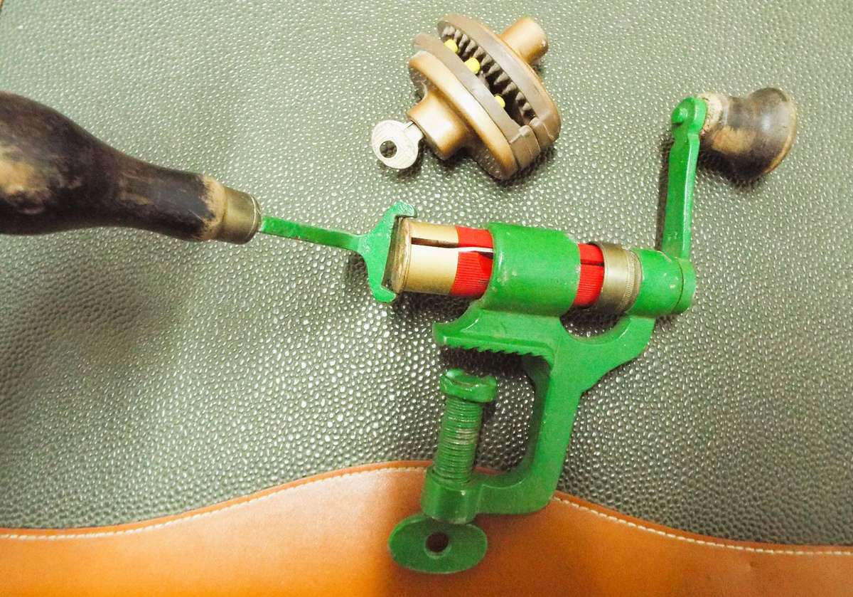 NICE antique hand loader crimp starter shotshell reloading press and gun lock