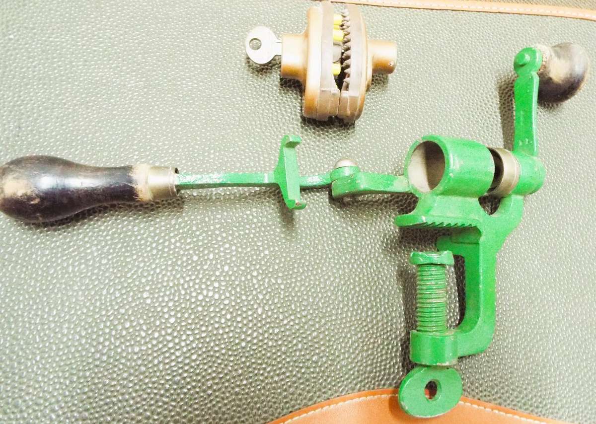 NICE antique hand loader crimp starter shotshell reloading press and gun lock