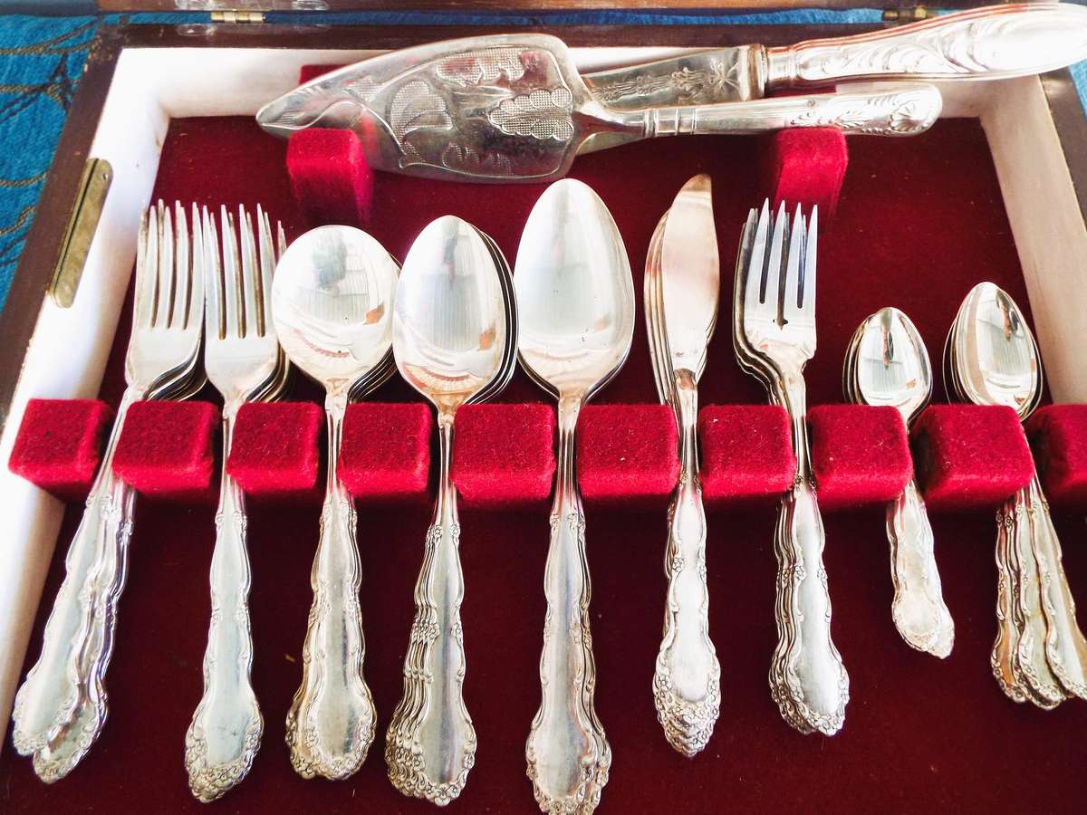Vintage Oneida Cutlery Set - 60 Items in Wooden Box