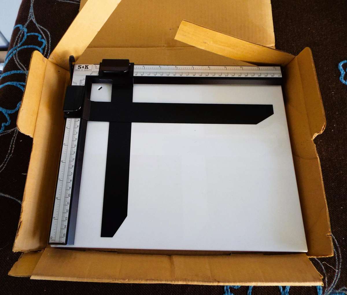 Metal  Adjustable Darkroom Enlarging Easel Mask