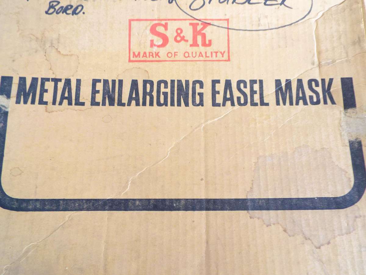 Metal  Adjustable Darkroom Enlarging Easel Mask