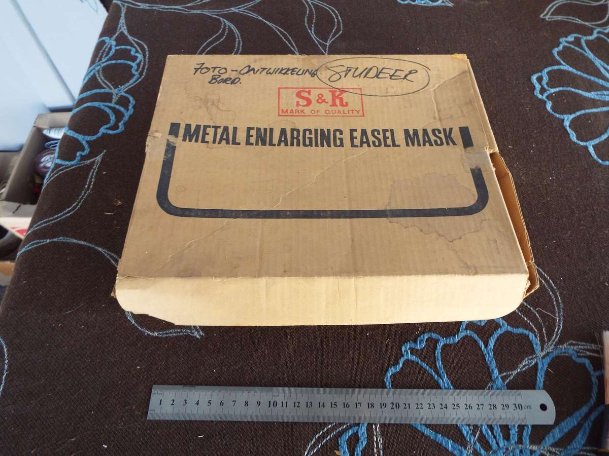Metal  Adjustable Darkroom Enlarging Easel Mask