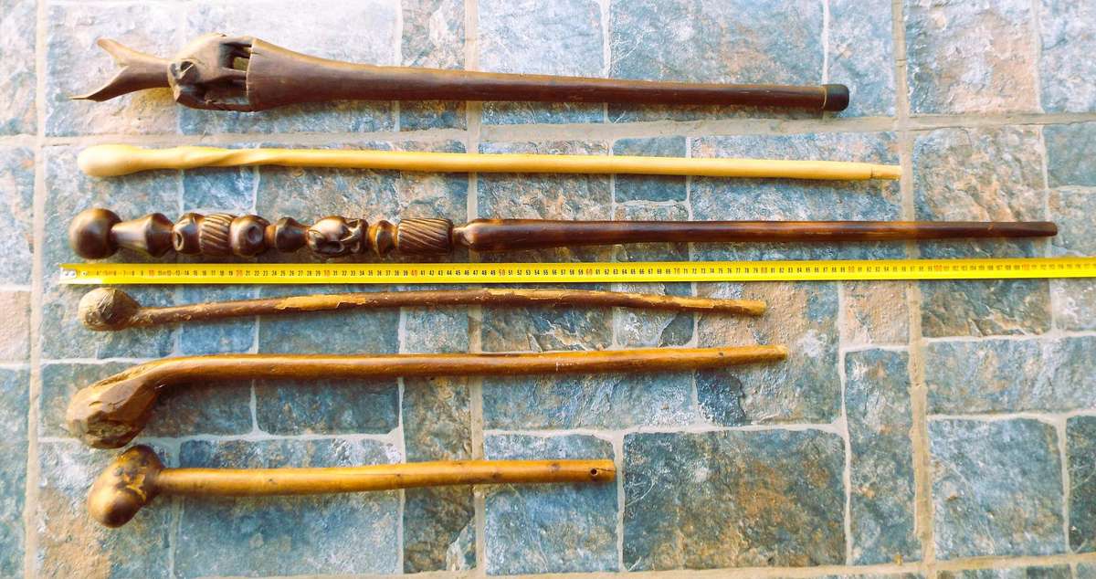 VINTAGE WALKING STICKS AND KNOB KIERRIES