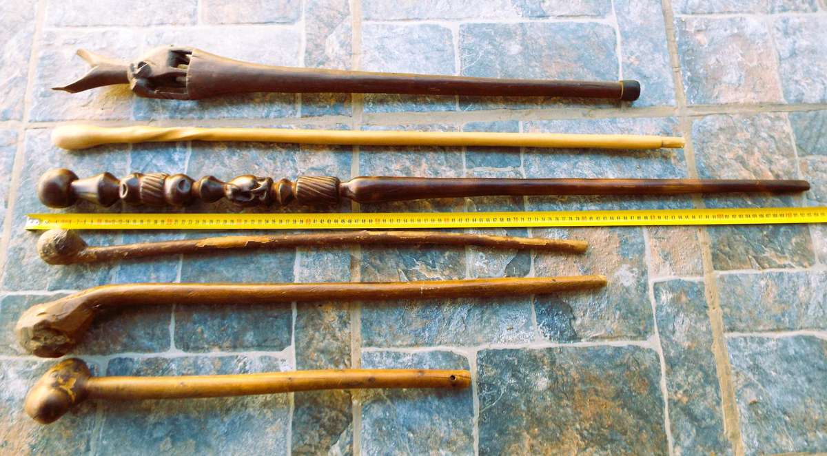 VINTAGE WALKING STICKS AND KNOB KIERRIES