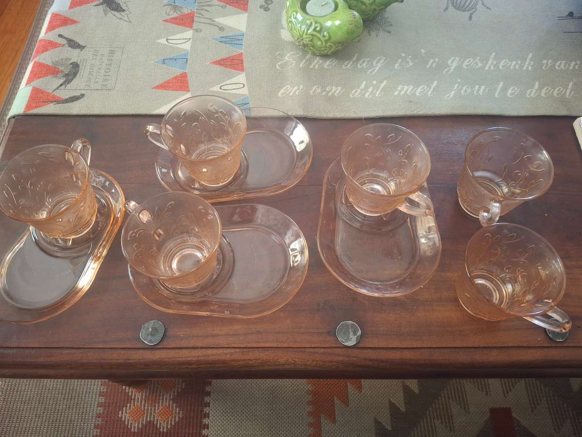 Pink glass set 6 cups and 4 saucers