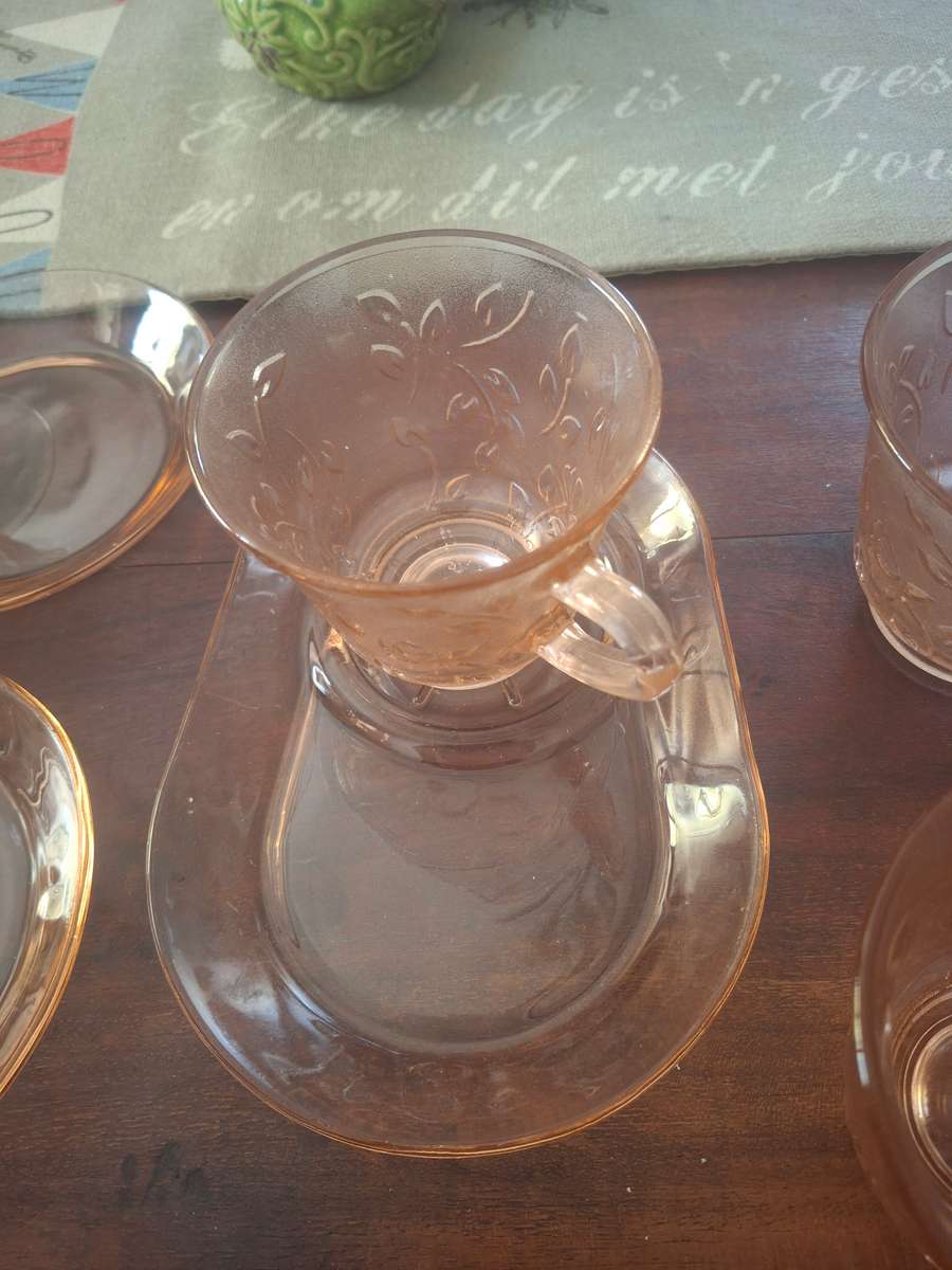 Pink glass set 6 cups and 4 saucers