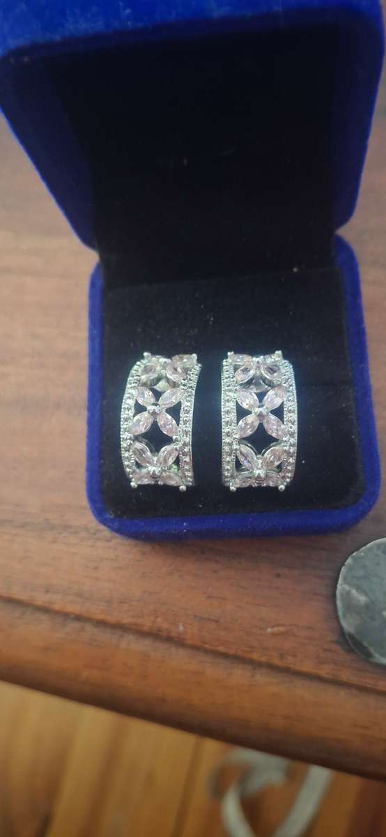 Earrings with pink stones