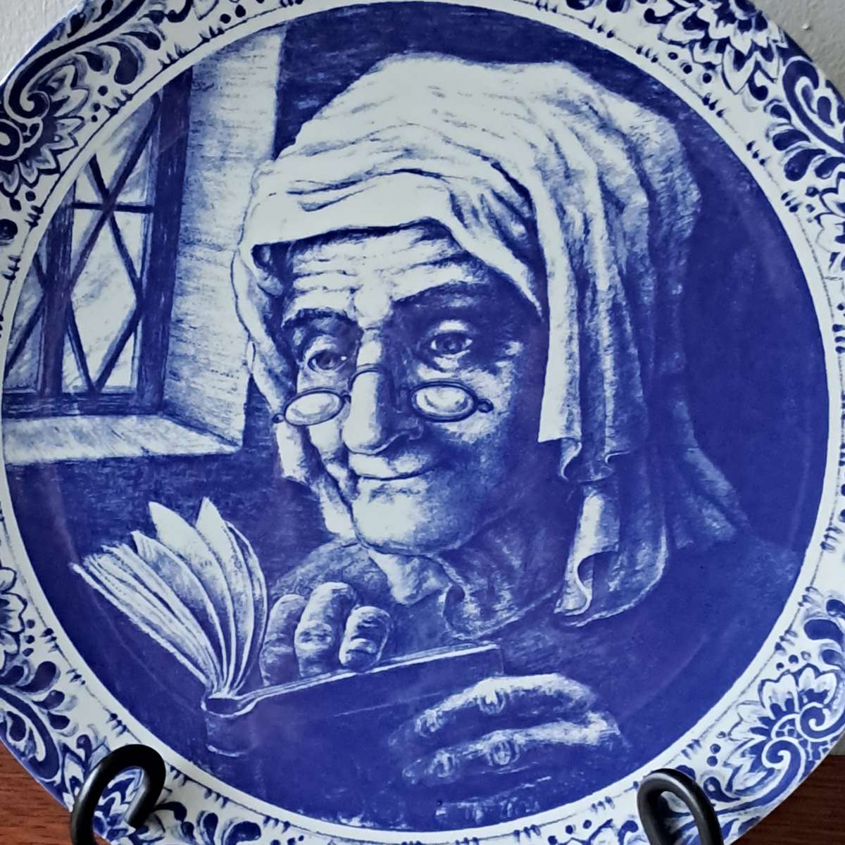 Delft Charger 'Old Woman'