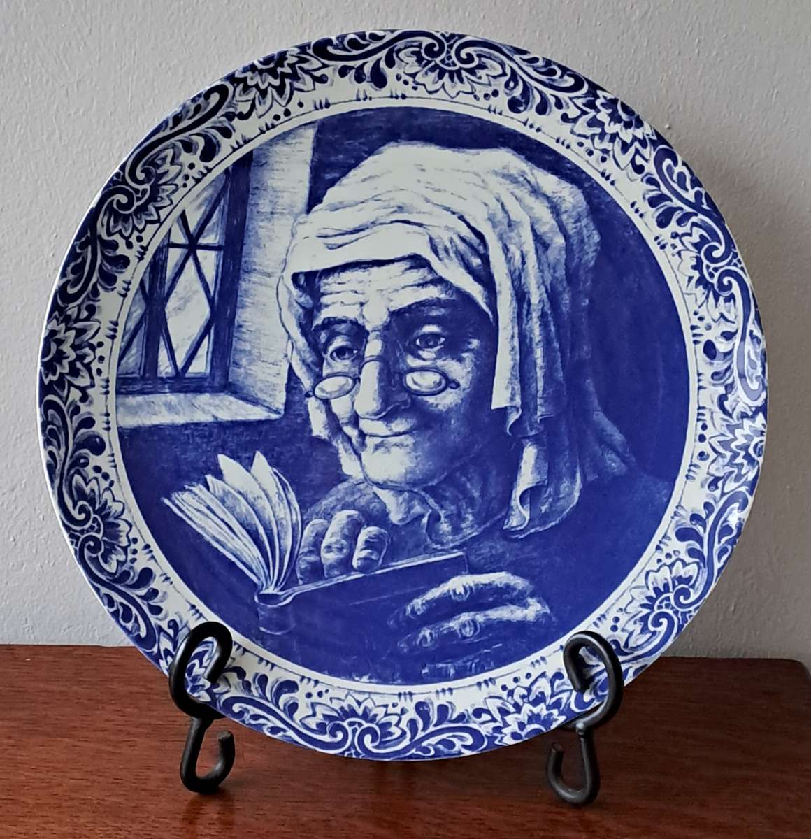 Delft Charger 'Old Woman'