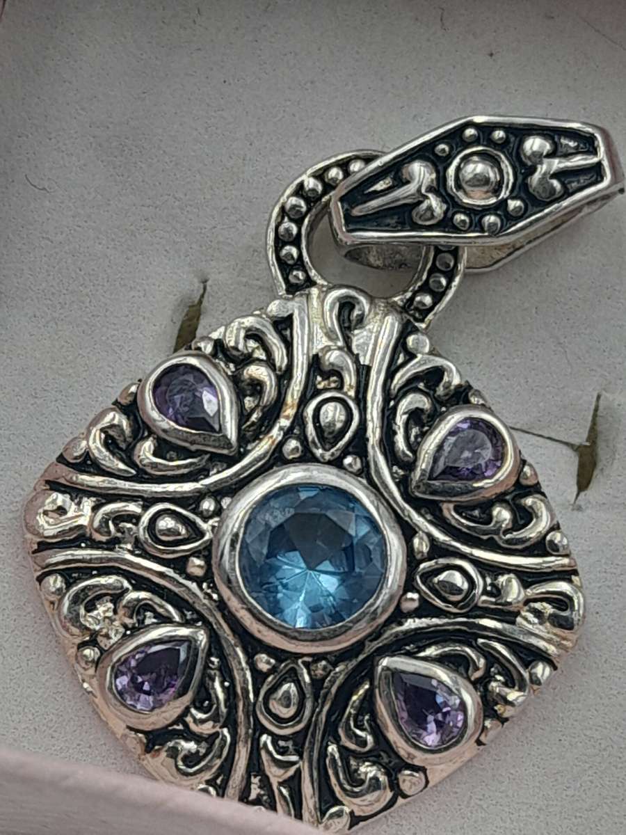 Sterling silver pendant length: 35mm width: 27mm