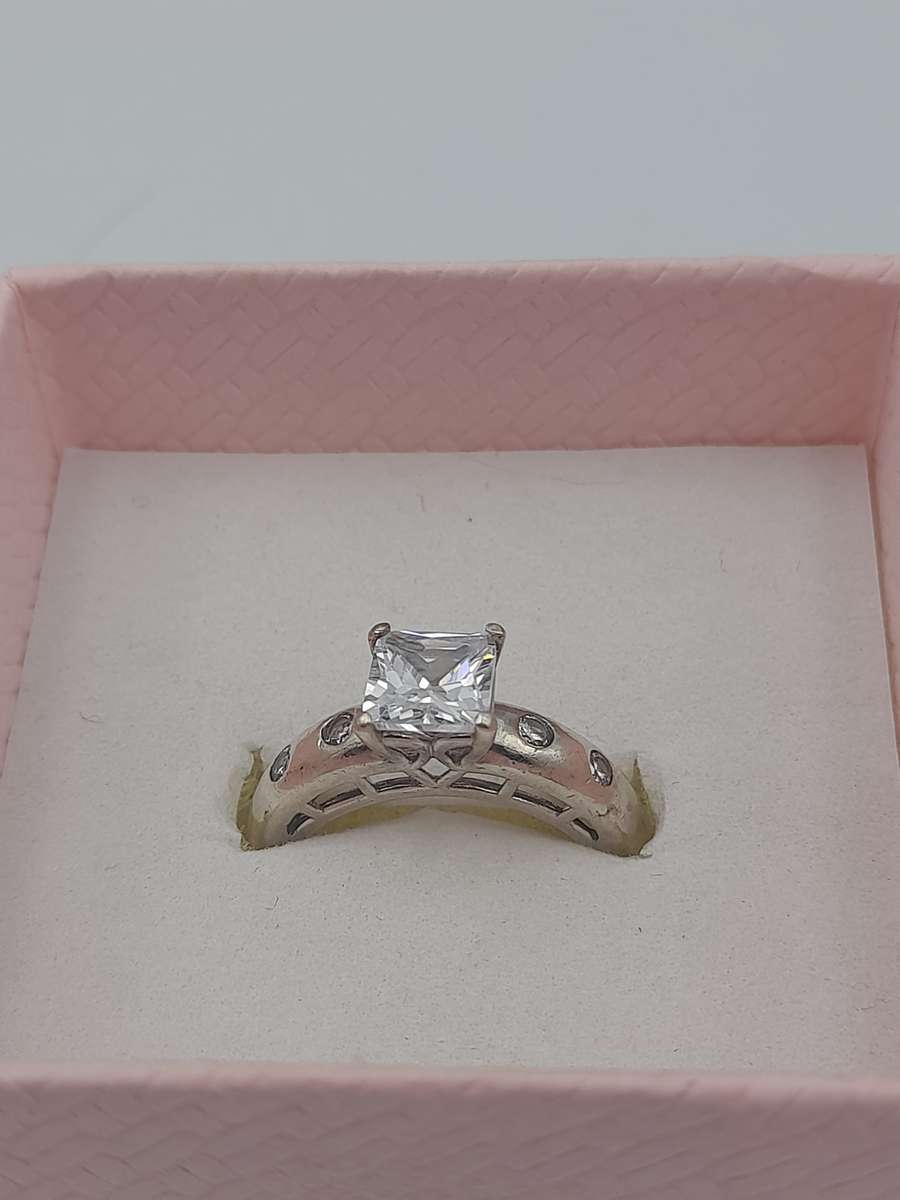 Sterling silver ladies ring Size: L
