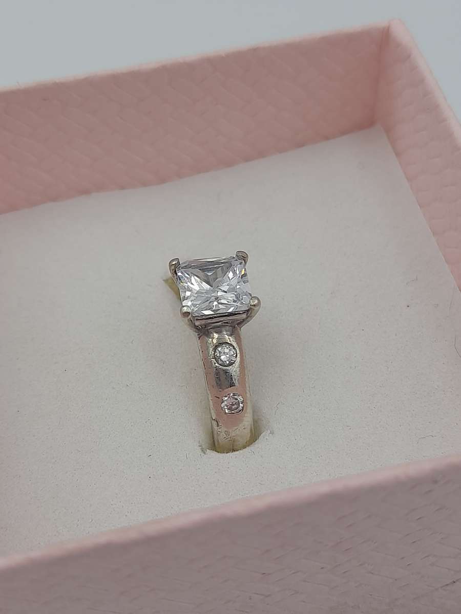 Sterling silver ladies ring Size: L