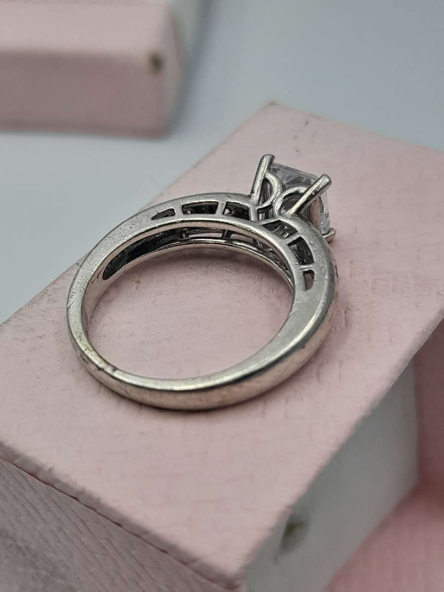 Sterling silver ladies ring Size: L