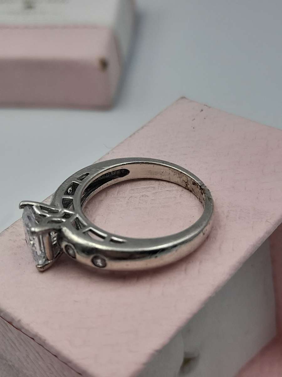 Sterling silver ladies ring Size: L