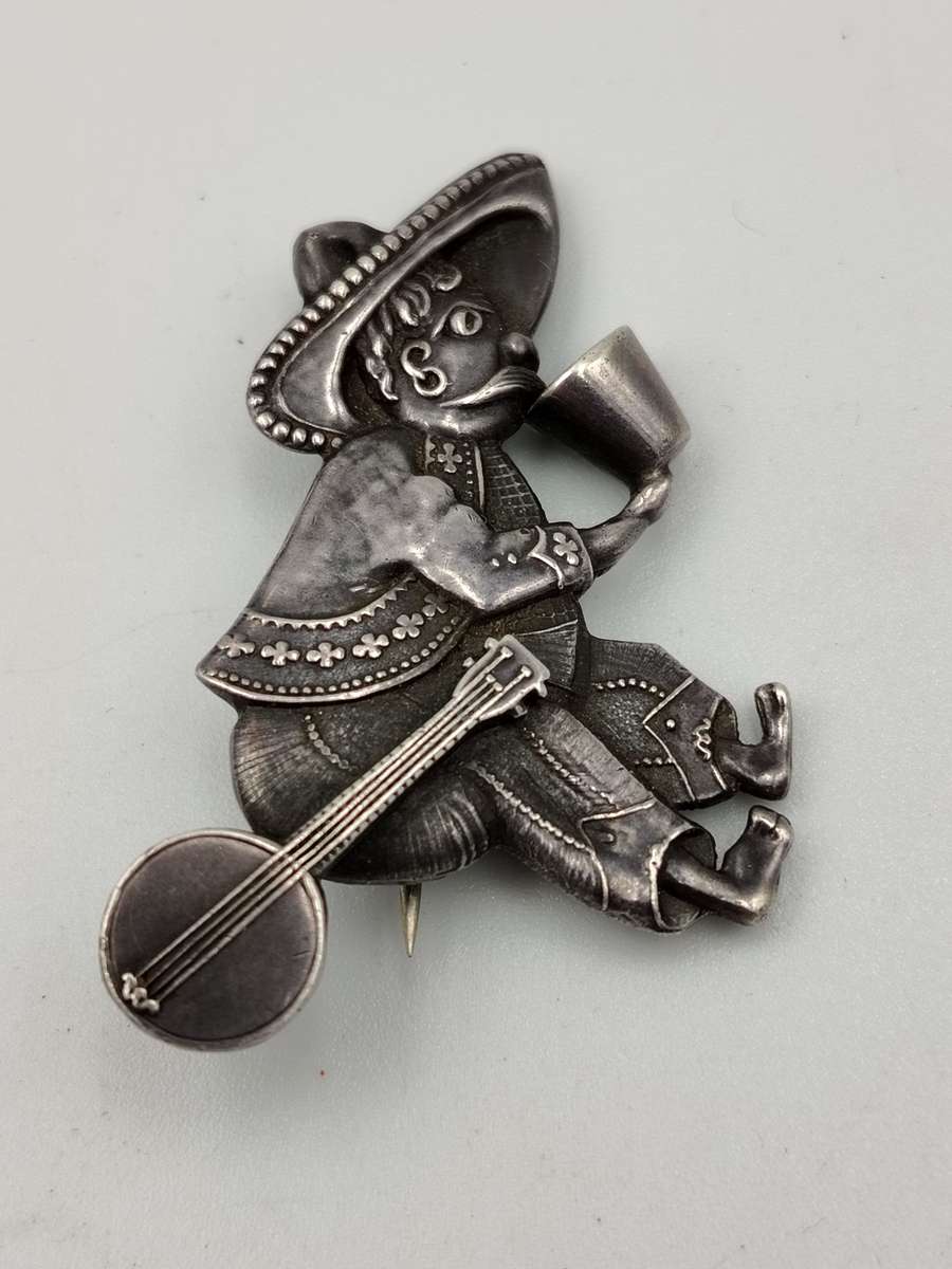 Sterling silver brooch 37mm by 24mm