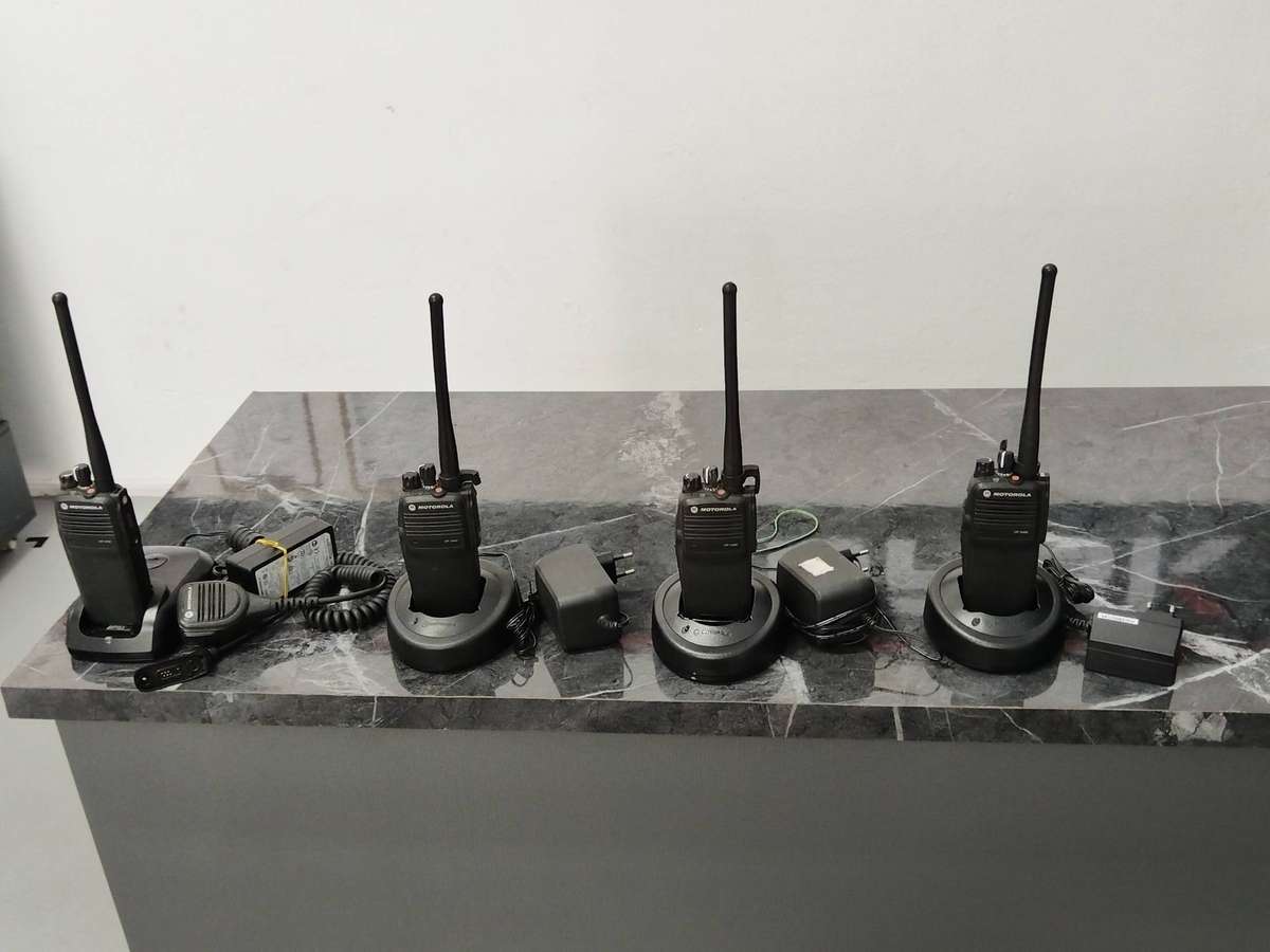 MOTOROLA DP 3400 VHF TWO-WAY RADIO (NO BATTERIES ) SET OF 4 RADIOS WITH CHARGERS