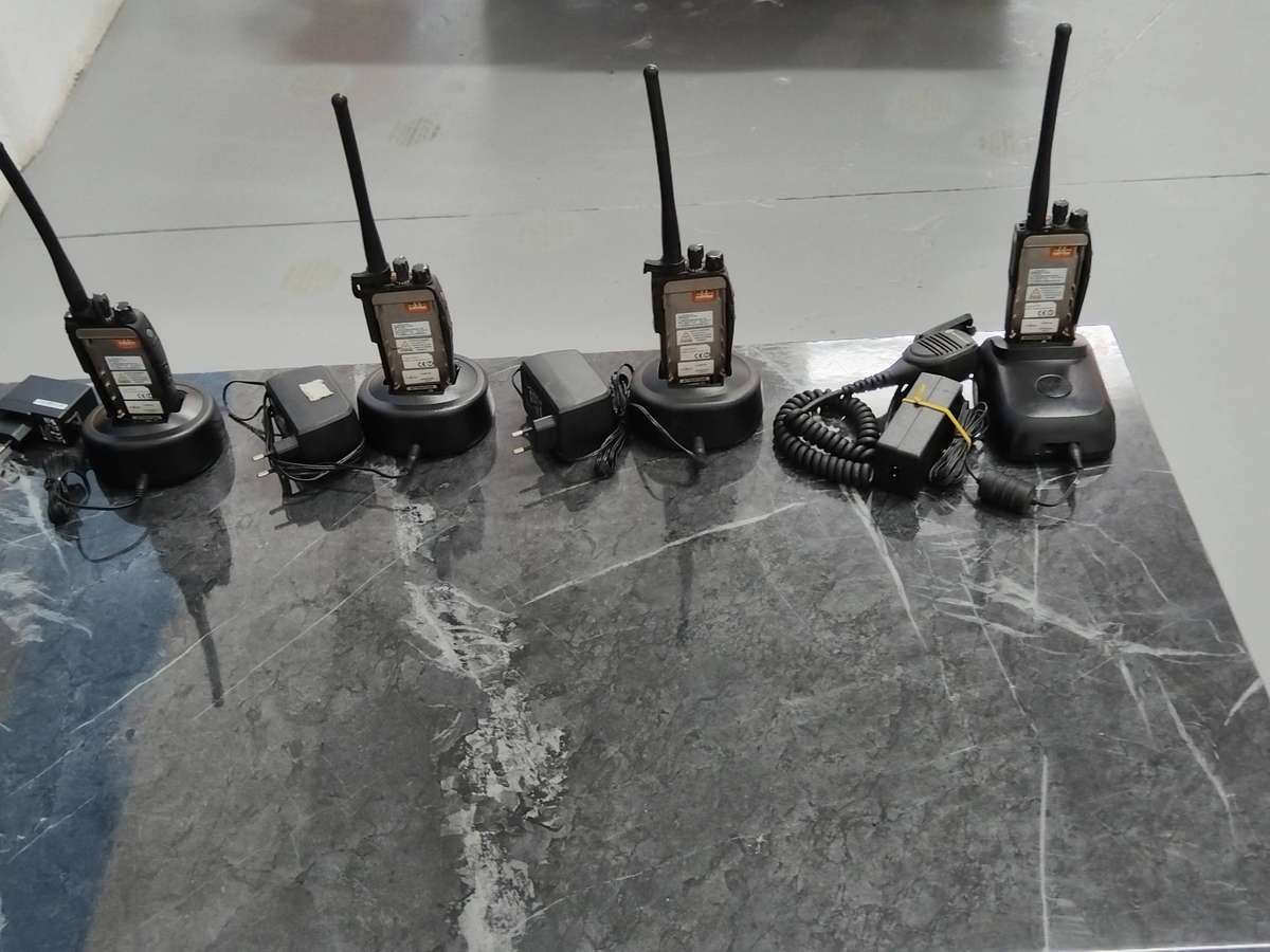 MOTOROLA DP 3400 VHF TWO-WAY RADIO (NO BATTERIES ) SET OF 4 RADIOS WITH CHARGERS