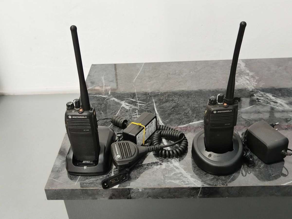 MOTOROLA DP 3400 VHF TWO-WAY RADIO (NO BATTERIES ) SET OF 4 RADIOS WITH CHARGERS