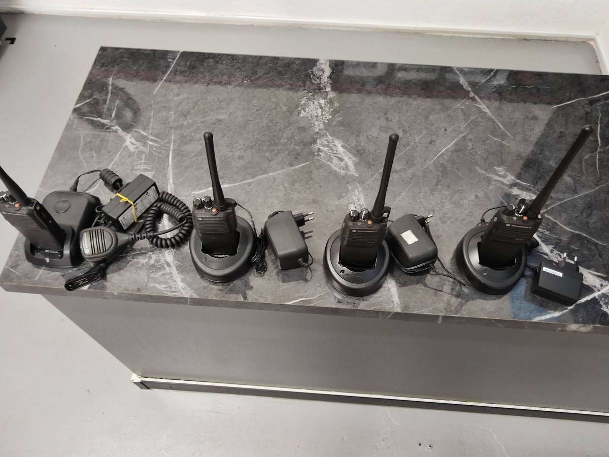 MOTOROLA DP 3400 VHF TWO-WAY RADIO (NO BATTERIES ) SET OF 4 RADIOS WITH CHARGERS