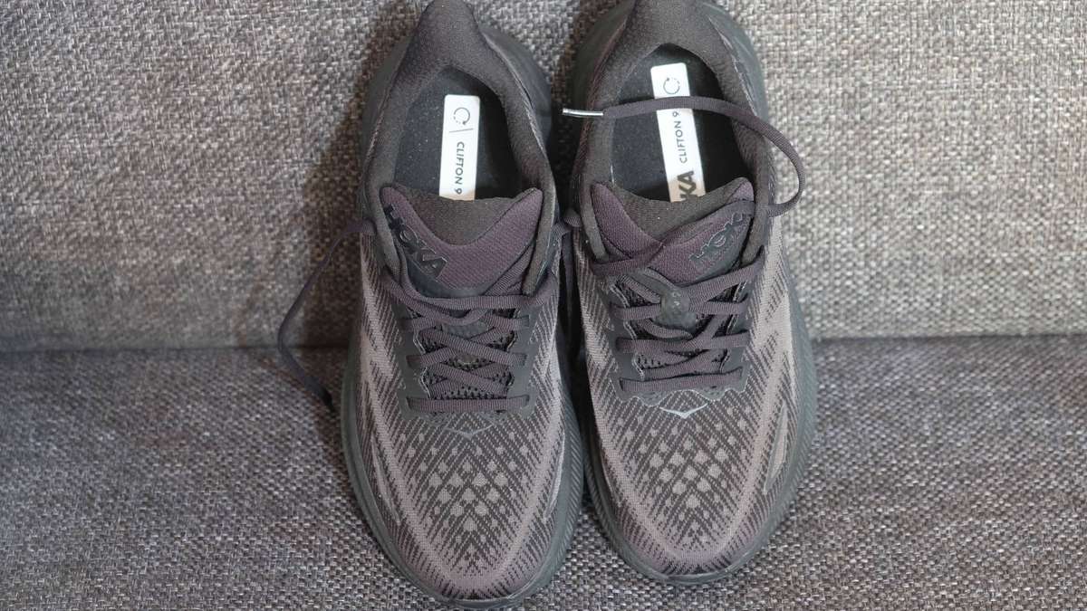 HOKA Clifton 9 Wide  UK 8.59  Black  with box  almost new