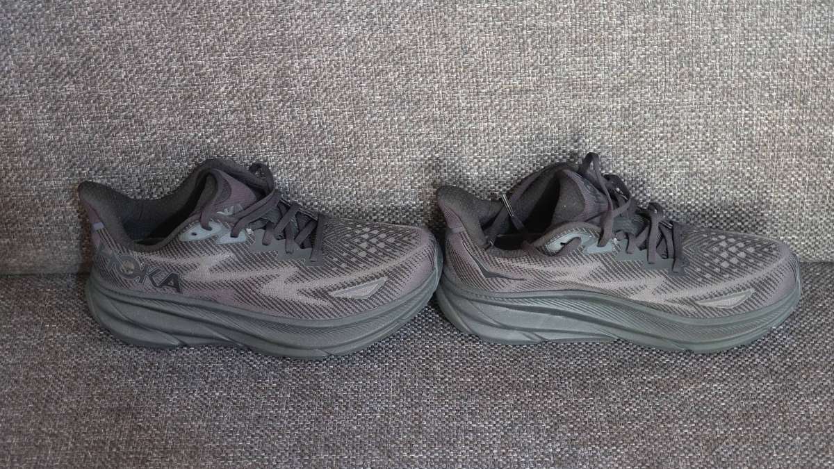 HOKA Clifton 9 Wide  UK 8.59  Black  with box  almost new