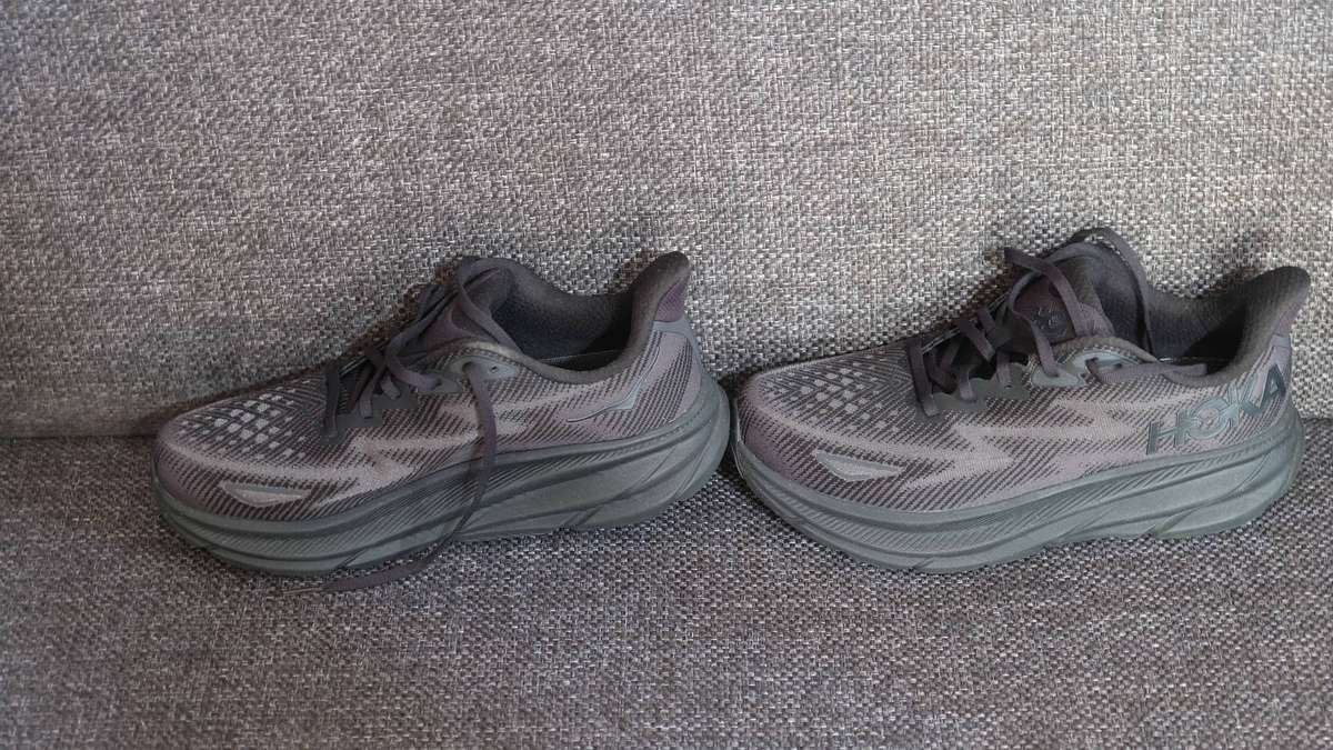 HOKA Clifton 9 Wide  UK 8.59  Black  with box  almost new