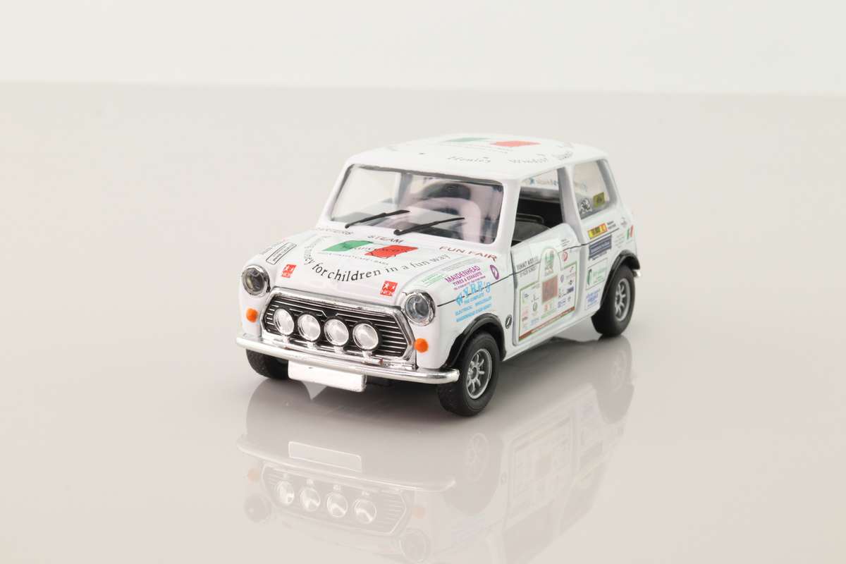 Mini Cooper Italian Job 2005 Classic Mini-Team 66 (with working lights)